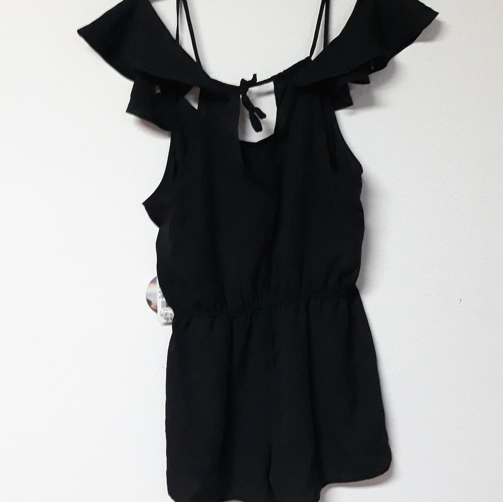 🦋 Flutter-Sleeved Cold-Shoulder Romper - Picture 2 of 3